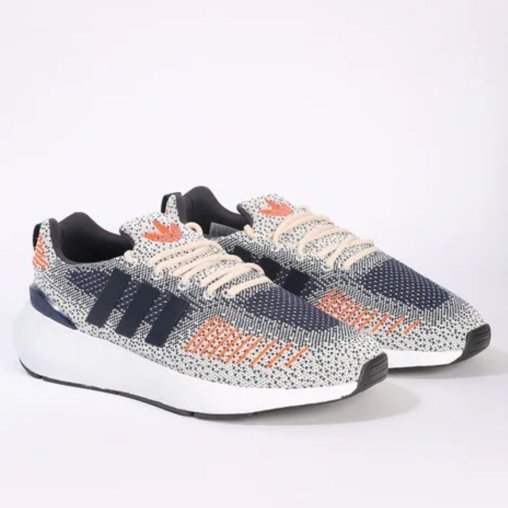 NWOT Adidas Swift Run 22